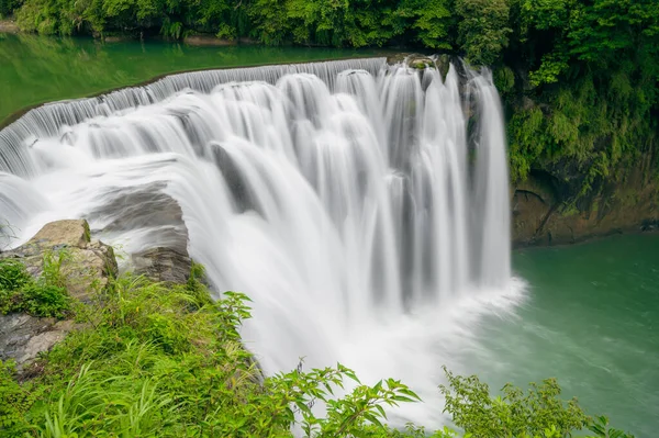 碧绿的溪流 翠绿的灌木丛 瀑布的景色 让自然景观焕然一新台湾 — 图库照片