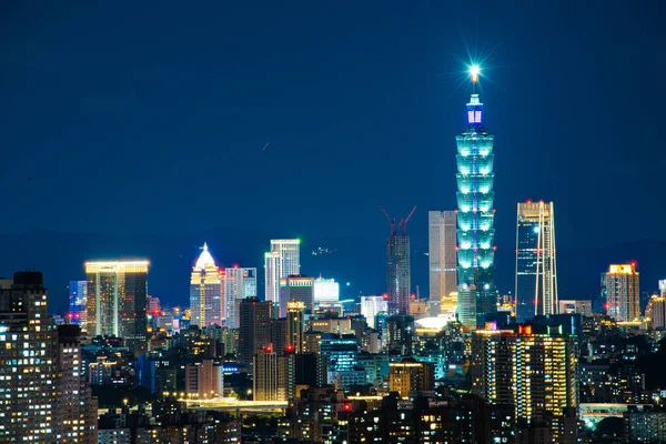 Taipei 101 binası ve diğer binaların gece görüşü. Tayvan 'ın Taipei şehrinin gece manzarası.