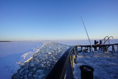 Geminin güvertesi ve deniz donmuş. Bir buz kırıcı (buz kırıcı gemi) ile Kuzey Kutbu sularını keşfetmek.