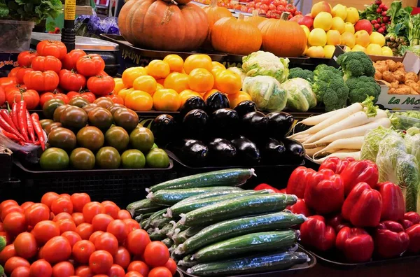 Kırmızı domates, kırmızı biber, patlıcan, salatalık ve diğer taze sebzeler. Geleneksel piyasa 100 yıldan fazla bir geçmişe sahip. Helsinki, Finlandiya.