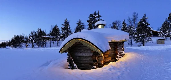 Weihnachtsmanndorf Unter Blauem Sternenhimmel Ein Schneebedeckter Winter Weihnachtsmanndorf Rovaniemi Lappland — Stockfoto