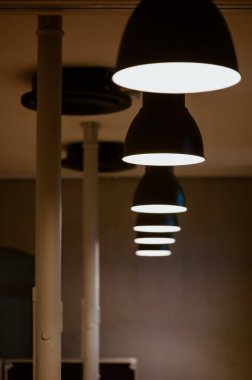 Karanlık bir odada lamba yandı.