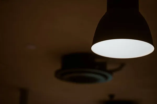 Lámpara Encendida Una Habitación Oscura — Foto de Stock