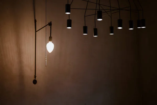 Lámpara Encendida Una Habitación Oscura —  Fotos de Stock