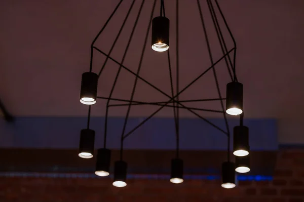 Lámpara Colgante Encendida Una Habitación Oscura — Foto de Stock