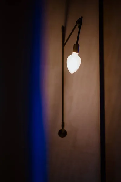 Lampa Włączona Ciemnym Pomieszczeniu — Zdjęcie stockowe