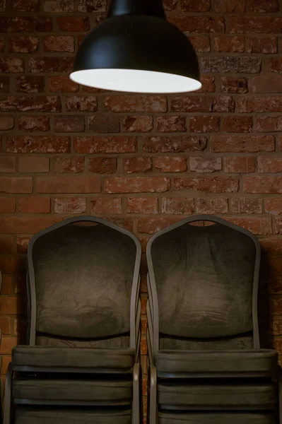 Lampa Nad Krzesłami Biurze — Zdjęcie stockowe