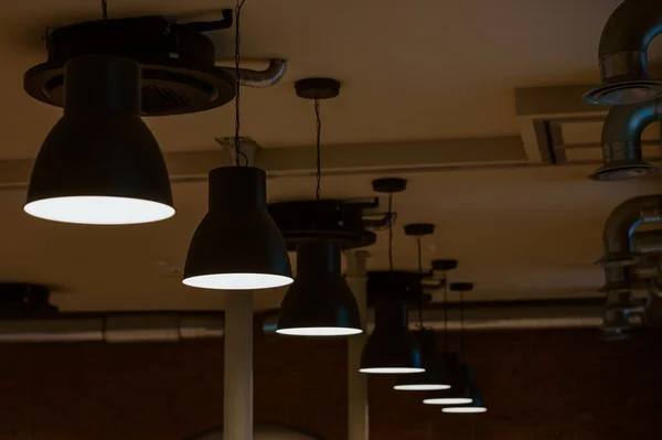 Lámpara Encendida Una Habitación Oscura — Foto de Stock