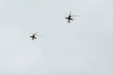 Şehrin üzerinde askeri helikopterler uçuyor.