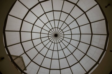 Çember şeklinde simetrik cam çatı