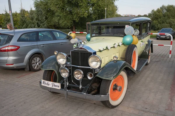 Gelin ve damat için eski bir araba.