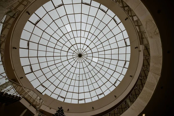 Symetrická Skleněná Střecha Tvaru Kruhu — Stock fotografie