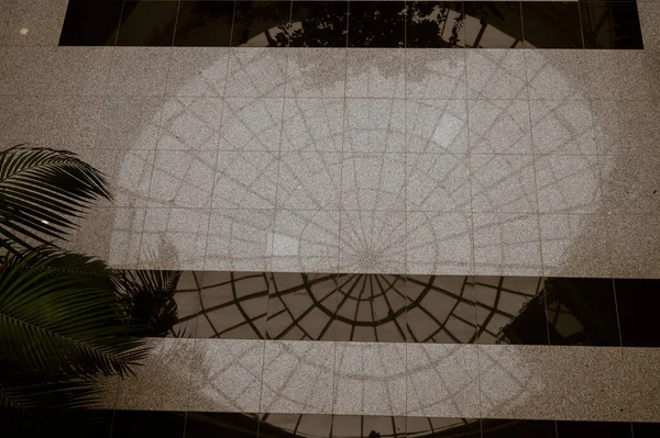 Çember Şeklinde Simetrik Cam Çatı — Stok fotoğraf