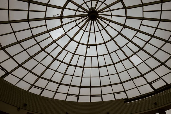 Symetrická Skleněná Střecha Tvaru Kruhu — Stock fotografie