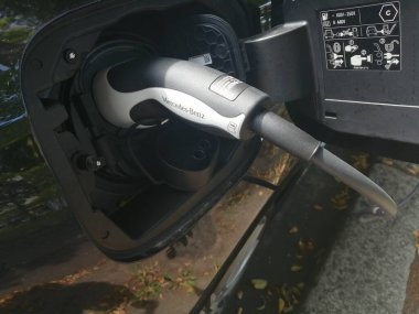 Berlin, Almanya 17 Temmuz 2021 - Elektrikli Araba Şarj Aracı Sokakta Duruyor ve Arabaları Şarj Ediyor