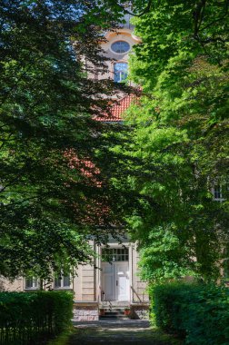 Polonya 'daki herhangi bir sarayda - Haziran - herhangi bir köyde bulunan bir park kompleksi ve çiftlik binası olan bir saray.