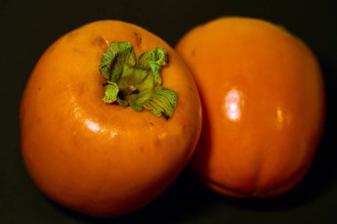 Sağlıklı bir yemek için iki olgun hurma.