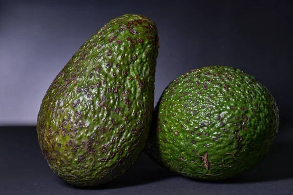 Två mogna avokado för sallad i en hälsosam måltid. — Stockfoto