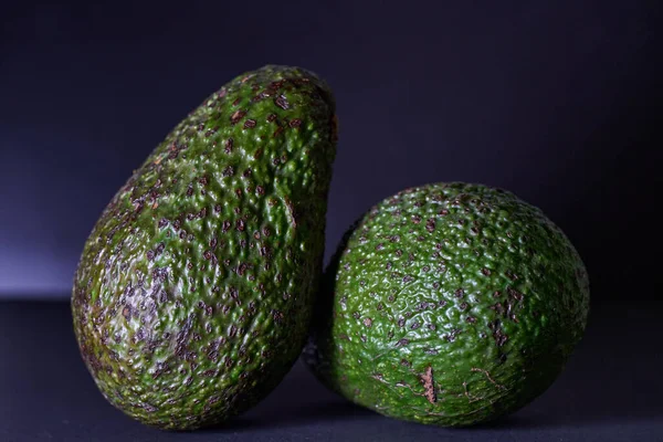 Twee rijpe avocado 's voor salade in een gezonde maaltijd. — Stockfoto