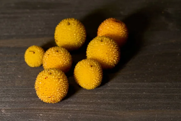 Frutos amarillos maduros del sArbutus unedo al final del otoño — Foto de Stock
