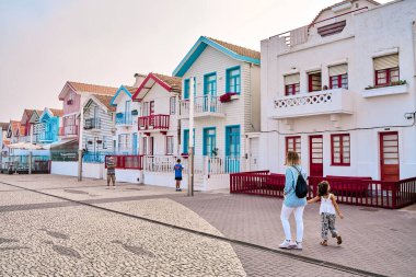 Costa Nova balıkçı köyünde palheiros denen renkli evler