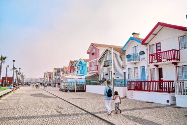 Costa Nova balıkçı köyünde palheiros denen renkli evler