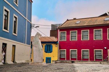 Costa Nova balıkçı köyünde palheiros denen renkli evler