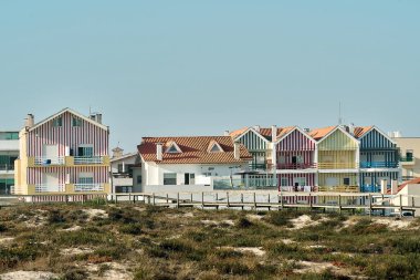 Costa Nova balıkçı köyünde palheiros denen renkli evler