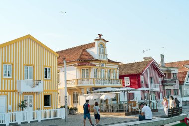 Costa Nova balıkçı köyünde renkli evler ve dar sokaklar