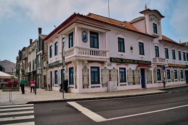 Costa Nova balıkçı köyünde renkli evler ve dar sokaklar