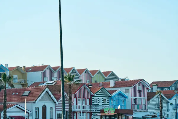 Bunte Häuser namens Palheiros im Fischerdorf Costa Nova — Stockfoto