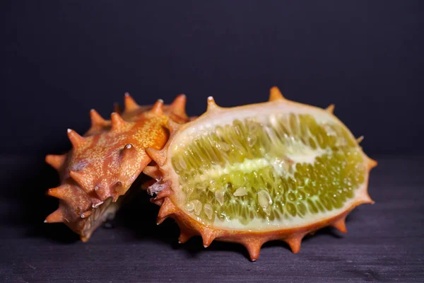 Ripe and cut tropical kiwano fruit for a healthy meal — 图库照片