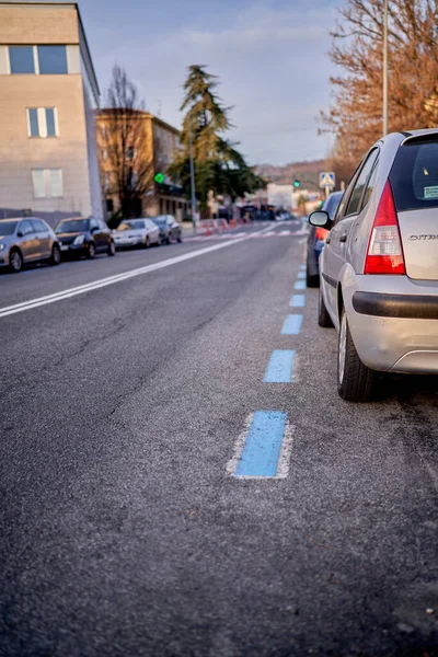 TXANTREA, NAVARRA ŠPANĚLSKO 5 2022: Modrá parkovací plocha, která vytváří konflikty mezi obyvateli čtvrti Txantrea a městskou radou v Pamploně — Stock fotografie