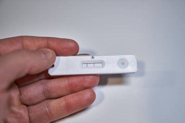 Hızlı COVID-19 antijen testi ve enfeksiyon sonucu pozitif.