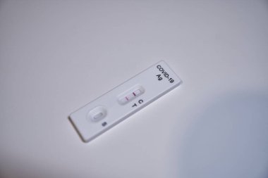 Hızlı COVID-19 antijen testi ve enfeksiyon sonucu pozitif.