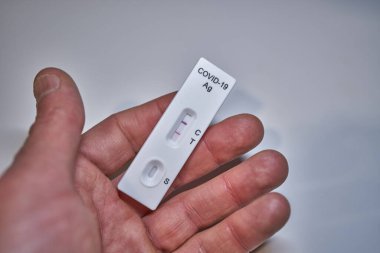 Hızlı COVID-19 antijen testi ve enfeksiyon sonucu pozitif.