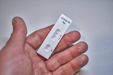 Hızlı COVID-19 antijen testi ve enfeksiyon sonucu pozitif.