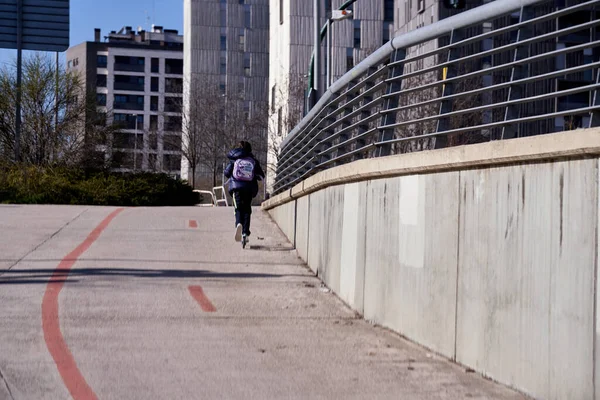 PAMPLONA, NAVARRA SPANIEN 14. JANUAR 2022: Der Radweg in Pamplona vergrößert von Zeit zu Zeit einen Abschnitt und deckt bereits fast die gesamte Stadt ab — Stockfoto