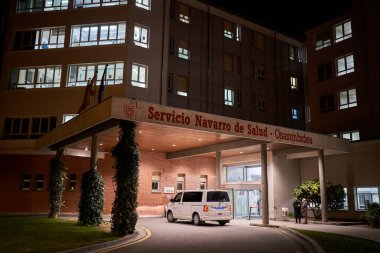 PAMPLONA, NAVARRA SPAIN HAZİRAN 12 HAZİRAN: Navarre Hastanesi gece yarısı, hastanenin girişi