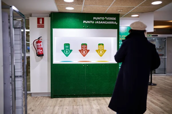 PAMPLONA, NAVARRA SPANIEN 14. JANUAR 2022: Selektive Abfallsammelstelle für Recycling — Stockfoto