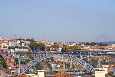 Porto 'dan geçen Douro Nehri' nin ve sahil kenarındaki binaların manzarası.