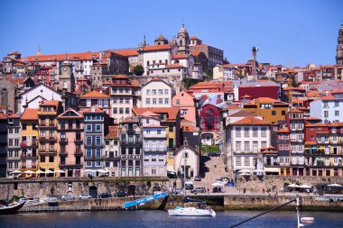 Porto 'dan geçen Douro Nehri' nin ve sahil kenarındaki binaların manzarası.