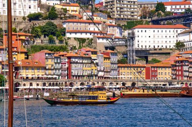 Porto 'dan geçen Douro Nehri' nin ve sahil kenarındaki binaların manzarası.