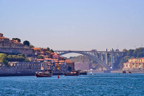 Kilátás a Douro folyóra, ahogy áthalad Porto és az épületek a parton — Stock Fotó