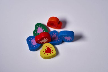 Süs veya kartlar için kopyalama alanı olan renkli ve kırmızı ahşap kalpler.