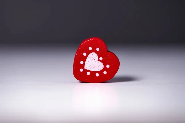 Corazón rojo de madera con copyspace para adorno o tarjeta de día de San Valentín — Foto de Stock