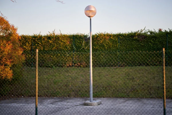 Одинокий и художественный уличный фонарь днем — стоковое фото