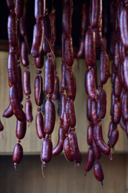 Domuz eti ve kurutulmuş taze sosisler. Odun dumanı ve havayla asılmış..