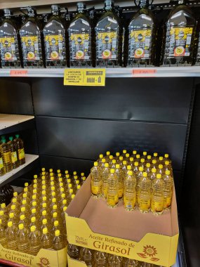 Pamplona, İspanya 5 Mart 2022. Bir Mercadona süpermarketinde içi zeytinyağı dolu raflar.