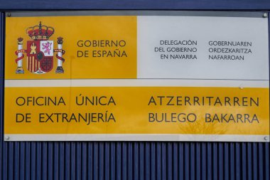 Pamplona, İspanya 22 Mart. Göçmenlik bürosunun girişinde bir poster var.